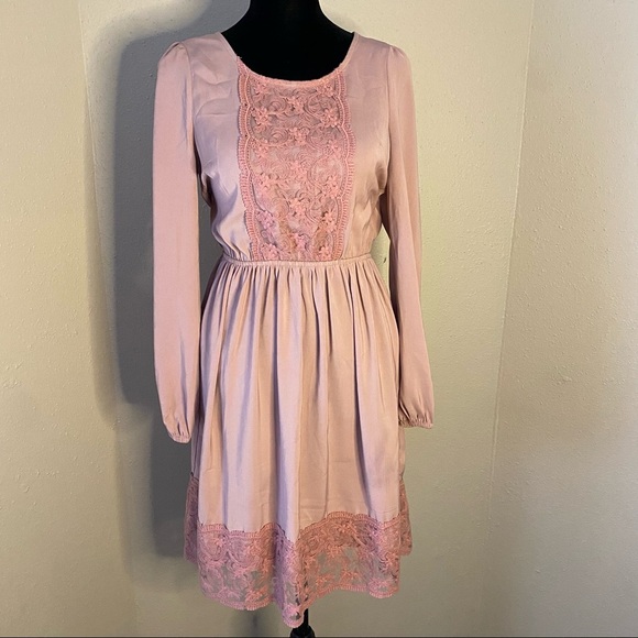 Doe & Rae Dresses & Skirts - Doe & Rae Pink Lace Long Sleeve Midi Dress size xs